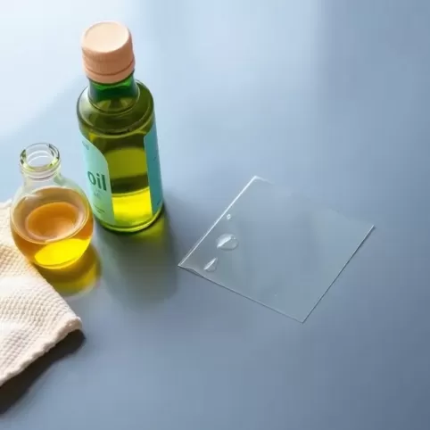 Jak usunąć klej po naklejce z plastiku