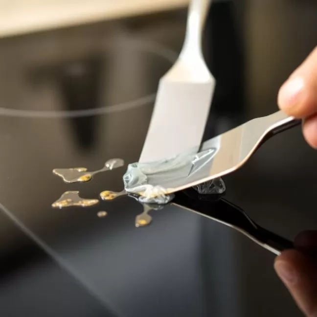 Jak usunąć plastik z płyty indukcyjnej