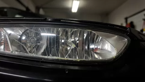 czym skleić szkło z plastikiem