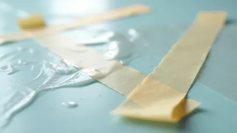 Czym usunąć klej po taśmie z plastiku