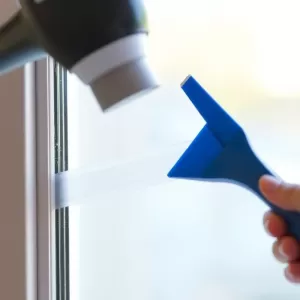 Jak usunąć taśmę dwustronną z okna plastikowego