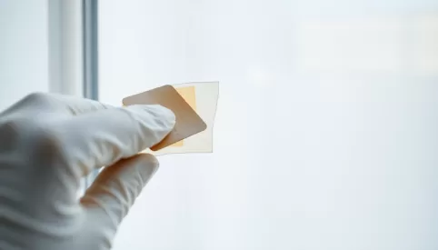 Jak usunąć taśmę klejącą z okna plastikowego