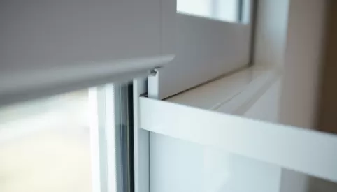Jak uszczelnić okno plastikowe przy parapecie